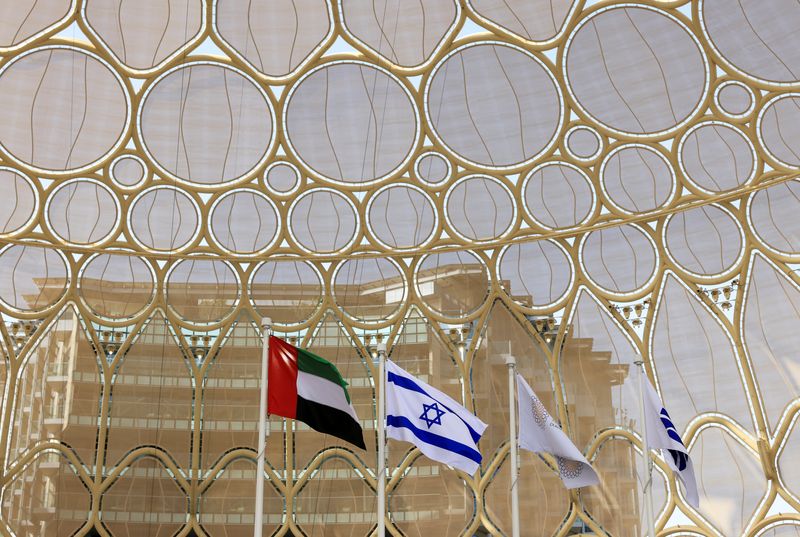 &copy; Reuters. علما الإمارات وإسرائيل في دبي بصورة من أرشيف رويترز.