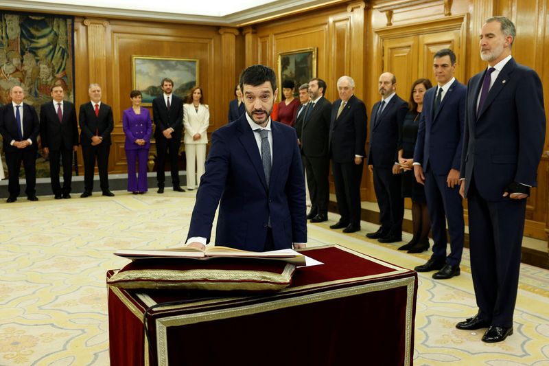 © Reuters. FILE PHOTO: Newly appointed Minister for Social Rights, Consumer Affairs and Agenda 2030, Pablo Bustinduy takes an oath of office next to Spain's King Felipe and Prime Minister Pedro Sanchez during a ceremony at Zarzuela Palace in Madrid, Spain, November 21, 2023. Chema Moya/Pool via REUTERS/File Photo