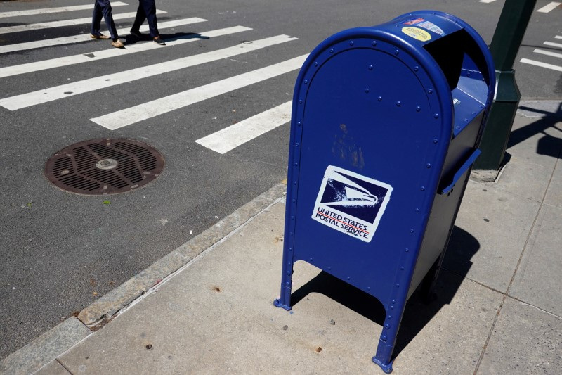 US senators urge Postal Service to pause delivery network changes