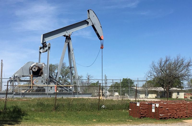 &copy; Reuters. FILE PHOTO: An oil pumpjack is seen in Velma, Oklahoma U.S. April 7, 2016. REUTERS/Luc Cohen/File Photo