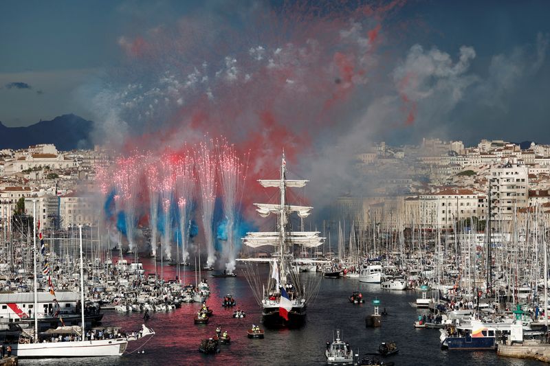 &copy; Reuters. Paris Olympics 2024 - Arrival of the Olympic Flame in Marseille - Marseille, France - May 8, 2024  General view of flares as the "Belem", a three-masted sailing ship that carries the Olympic Flame arrives at the Old Port ahead of the Paris Olympics 2024 R