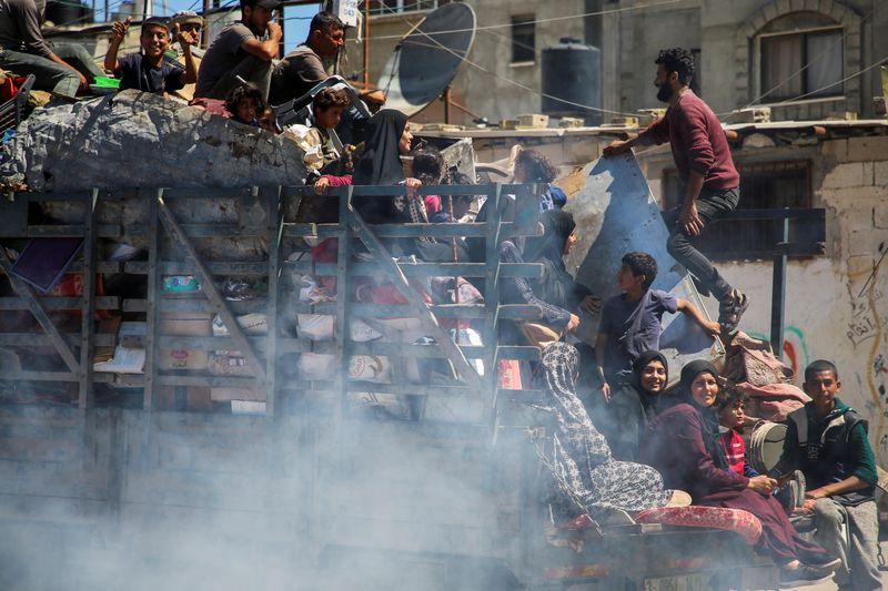 &copy; Reuters. فلسطينيون يغادرون رفح بعد أن شنت القوات الإسرائيلية هجوما على المناطق الشرقية منها يوم الثامن من مايو أيار 2024. تصوير: حاتم خالد - رويترز