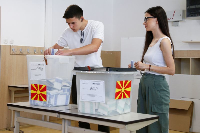 &copy; Reuters. People vote during the parliamentary elections and the second round of the presidential elections in Skopje, North Macedonia May 8, 2024. REUTERS/Ognen Teofilovski
