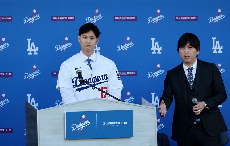 © Reuters. FILE PHOTO: Baseball - Shohei Ohtani Press Conference - Centerfield Plaza, Dodger Stadium, Los Angeles, California, United States - December 14, 2023 Shohei Ohtani with interpreter Ippei Mizuhara during the press conference REUTERS/Aude Guerrucci/File Photo