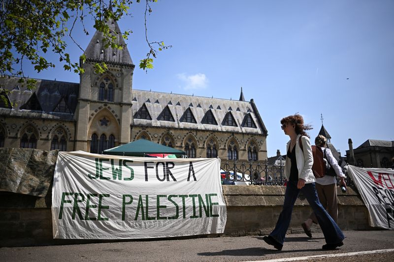 &copy; Reuters. FILE PHOTO: A pro-Palestinian banner hangs on a fence outside Oxford University Museum of Natural History, as students occupy parts of British university campuses to protest in support of Palestinians in Gaza, amidst the ongoing conflict between Israel an