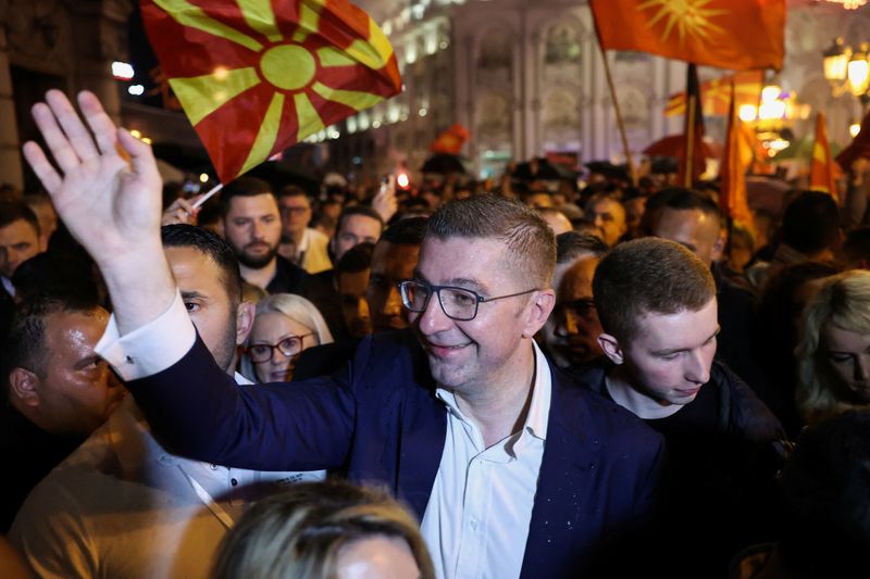 © Reuters. North Macedonian opposition party VMRO-DPMNE leader Hristijan Mickoski celebrates with supporters following the parliamentary and presidential elections in Skopje, North Macedonia May 8, 2024. REUTERS/Alexandros Avramidis