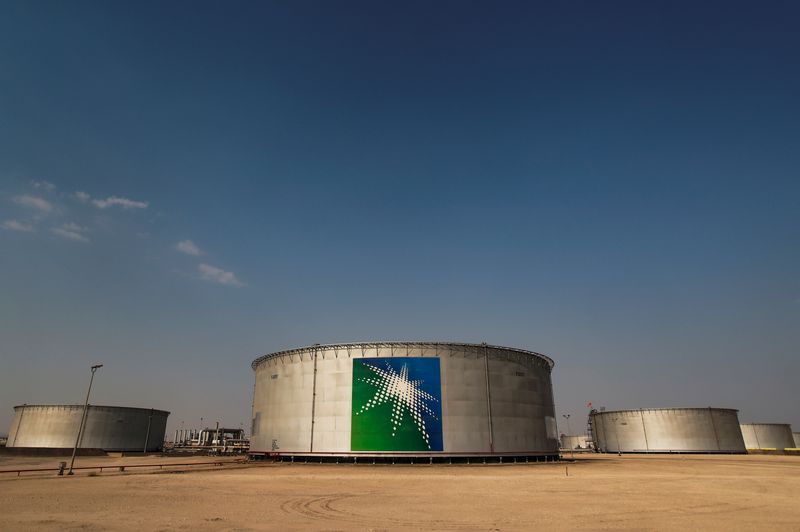 &copy; Reuters. خزانات لتخزين النفط يحمل أحدها شعار عملاق النفط السعودي أرامكو في ابقيق في صورة من أرشيف رويترز 