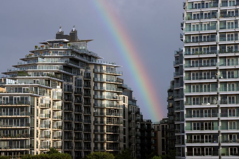 &copy; Reuters. FILE PHOTO: A rainbow is seen over apartments in Wandsworth on the River Thames as UK house prices continue to fall, in London, Britain, August 26, 2023. REUTERS/Kevin Coombs/Fil ephoto