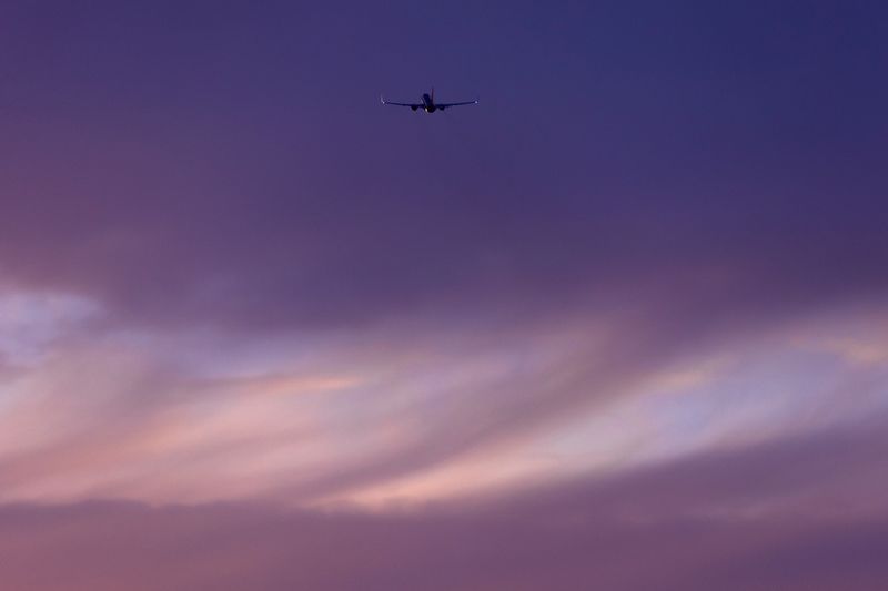 &copy; Reuters. A commercial airliner takes off into an evening sky as it departs San Diego, California, U.S. May 25, 2021.   Mike Blake/REUTERS/ File photo