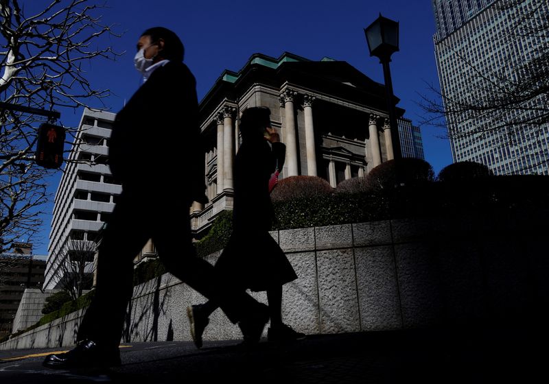 &copy; Reuters. Pedestrians walk past the Bank of Japan building in Tokyo, Japan March 18, 2024. REUTERS/Kim Kyung-Hoon/File photo