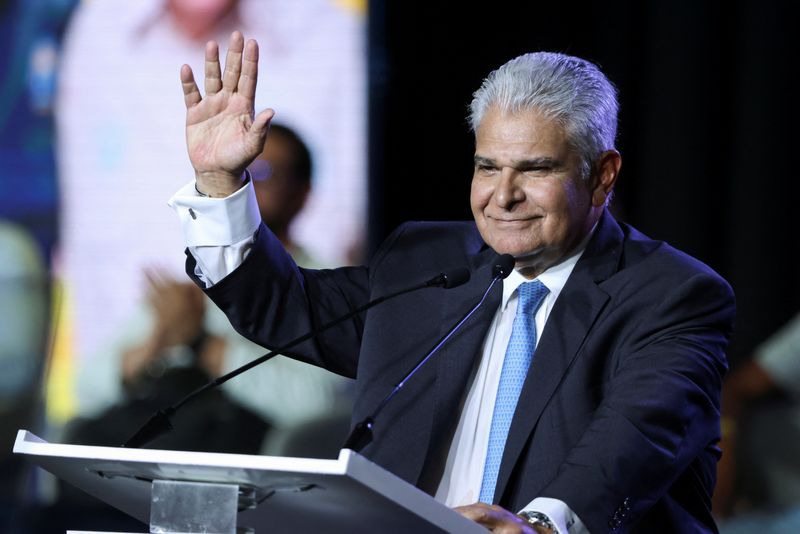 &copy; Reuters. FILE PHOTO: Presidential candidate Jose Raul Mulino of the Realizando Metas party reacts during a closing campaign rally ahead of the May 5 general election, in Panama City, Panama. April 28, 2024. REUTERS/Aris Martinez/File Photo