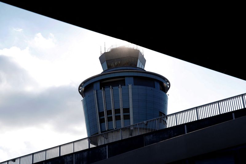© Reuters. FILE PHOTO: The control tower at LaGuardia Airport in New York City, January 25, 2019. REUTERS/Mike Segar/File Photo