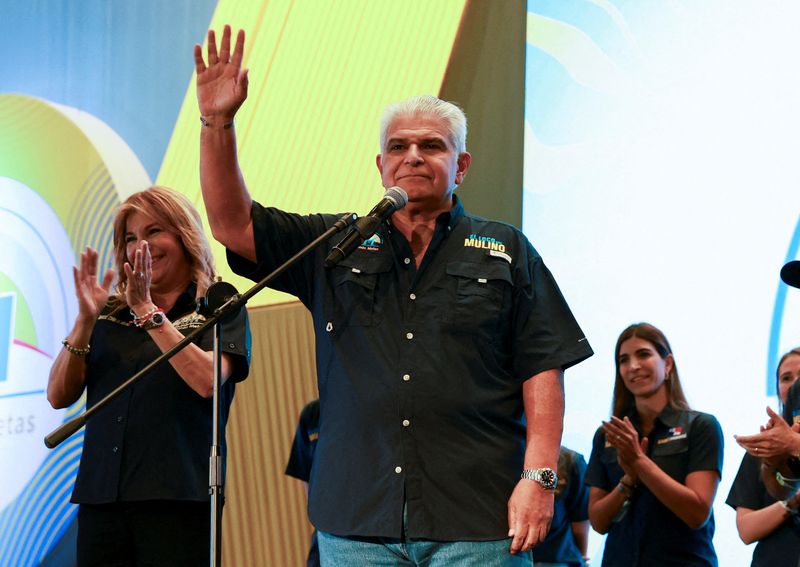 &copy; Reuters. FOTO DE ARCHIVO. El presidente electo de Panamá, José Raúl Mulino, se dirige a sus partidarios tras ser declarado ganador de las elecciones en Ciudad de Panamá.  Mayo 5,  REUTERS/Tarina Rodriguez 