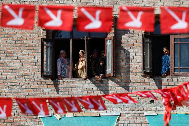 &copy; Reuters. Women watch an election campaign rally addressed by Farooq Abdullah, former Chief Minister of Jammu and Kashmir and President of Jammu and Kashmir National Conference party, ahead of the fourth phase of India's general election, in Srinagar, May 8, 2024. 