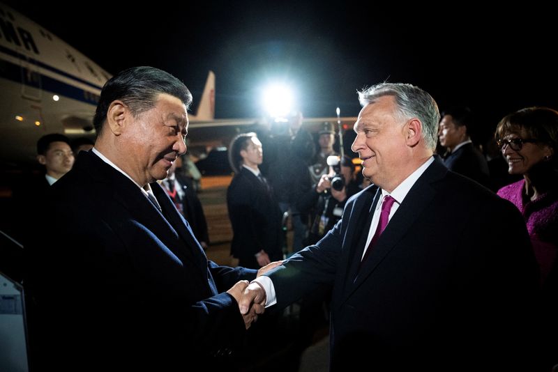 &copy; Reuters. Hungarian Prime Minister Viktor Orban welcomes Chinese President Xi Jinping at the Ferenc Liszt International Airport in Budapest, Hungary, May 8, 2024. PM Office/Vivien Cher Benko/Handout via REUTERS
