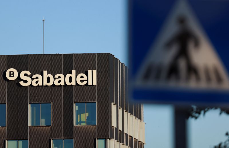 &copy; Reuters. FOTO DE ARCHIVO. El banco español Sabadell en Sant Cugat del Vallès, en las afueras de Barcelona, España. 2 de mayo de 2024. REUTERS/Nacho Doce