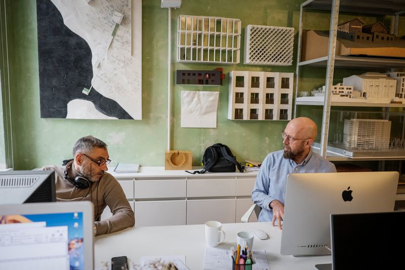 © Reuters. Oleh Drozdov, an architect from Kharkiv, and his business partner talk in their reopened office, amid Russia's attack on Ukraine, in Lviv, Ukraine, March 11, 2024. REUTERS/Alina Smutko