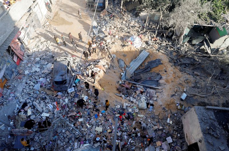 &copy; Reuters. Palestinesi ispezionano il luogo di un attacco israeliano a una casa, nel corso del conflitto in corso tra Israele e il gruppo islamista palestinese Hamas, a Rafah, nel sud della Striscia di Gaza, 8 maggio 2024. REUTERS/Mohammed Salem