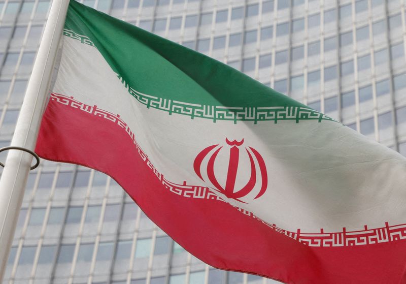 &copy; Reuters. FOTO DE ARCHIVO: La bandera iraní ondeando frente a la sede del Organismo Internacional de Energía Atómica (OIEA) en Viena, Austria. 6 de marzo de 2023. REUTERS/Leonhard Foeger