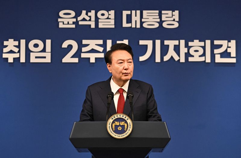 &copy; Reuters. ５月９日、韓国の尹錫悦大統領は、就任２年を迎えるのに合わせて記者会見を開き、４月の総選挙で与党「国民の力」が敗北したことについて、国民の生活を改善する政府の努力が不足して