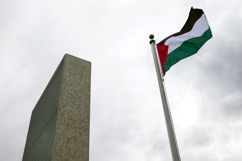 &copy; Reuters. FOTO DE ARCHIVO: La bandera palestina ondeando después de ser izada por el presidente palestino Mahmud Abás en una ceremonia de la Asamblea General de las Naciones Unidas en las Naciones Unidas en Manhattan, Nueva York. 30 de septiembre 2015. REUTERS/An