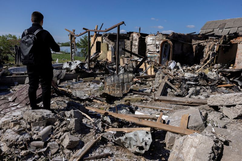 &copy; Reuters. FOTO DE ARCHIVO. Un hombre examina los daños de una casa que fue alcanzada durante un ataque con misiles rusos en Krasylivka, región de Kiev, Ucrania. 8 de mayo de 2024. REUTERS/Thomas Peter