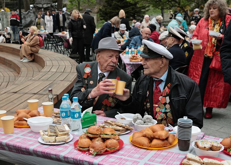 &copy; Reuters. Varias personas, entre ellas veteranos, participan en las celebraciones del Día de la Victoria, que conmemora el 79º aniversario de la victoria sobre la Alemania nazi en la Segunda Guerra Mundial, en Vladivostok, Rusia. 9 de mayo de 2024. REUTERS/Tatian
