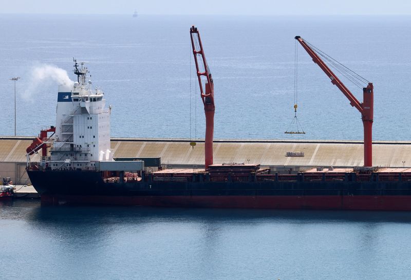 &copy; Reuters. FOTO DE ARCHIVO. Una grúa sube material a un buque de carga que se espera que lleve ayuda a Gaza desde Chipre, en el puerto de Larnaca, Chipre. 8 de mayo de 2024. REUTERS/Yiannis Kourtoglou