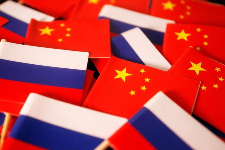 &copy; Reuters. 中国税関総署が９日発表した統計によると、４月の対ロシア輸出は人民元建てで前年同月比１０．８％減少した。写真は両国の国旗。２０２２年３月撮影（２０２４年　ロイター／Florence Lo