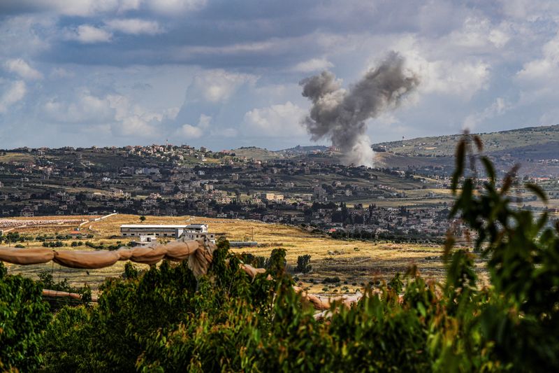 &copy; Reuters. Fumo si alza sopra il Libano, in seguito a un attacco israeliano, tra le ostilità transfrontaliere in corso tra Hezbollah e le forze israeliane, visto dal confine israeliano con il Libano, nel nord di Israele, 5 maggio 2024. REUTERS/Ayal Margolin