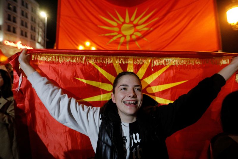 &copy; Reuters. FOTO DE ARCHIVO. Un simpatizante del partido VMRO-DPMNE celebra tras las elecciones parlamentarias y presidenciales en Skopje, Macedonia del Norte. 8 de mayo de 2024. REUTERS/Ognen Teofilovski