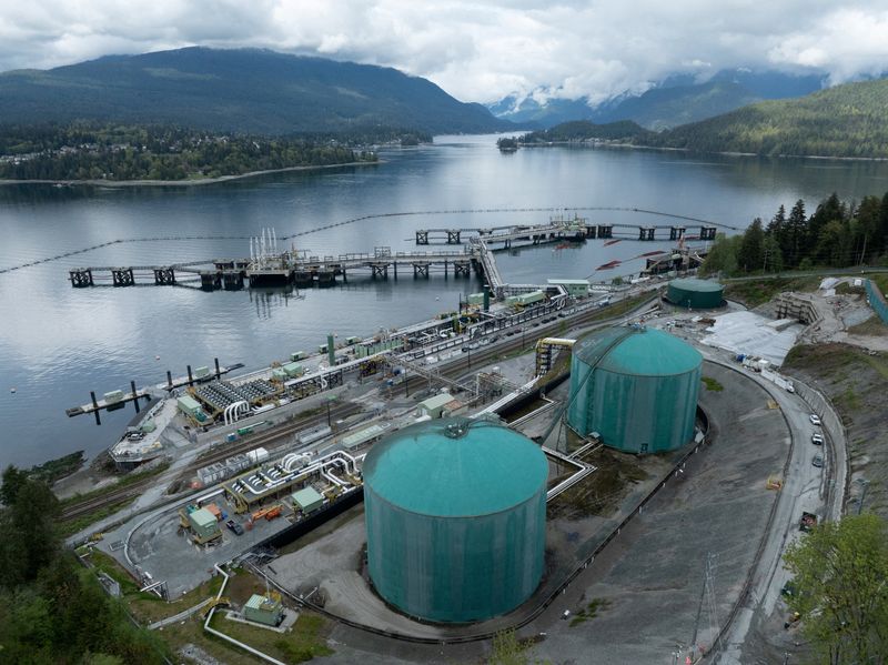 &copy; Reuters. Una vista da drone di tre ormeggi in grado di caricare navi con petrolio è visibile dopo la loro costruzione al Westridge Marine Terminal, il capolinea del progetto di espansione dell'oleodotto Trans Mountain di proprietà del governo canadese a Burnaby,