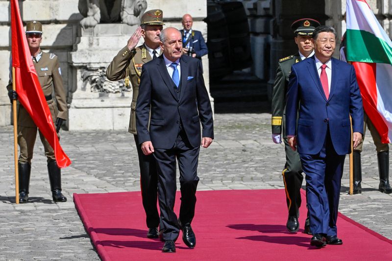 © Reuters. Hungarian President Tamas Sulyok receives Chinese President Xi Jinping with military honours at the Buda Castle in Budapest, Hungary, May 9, 2024.  Koszticsak Szilard/Pool via REUTERS