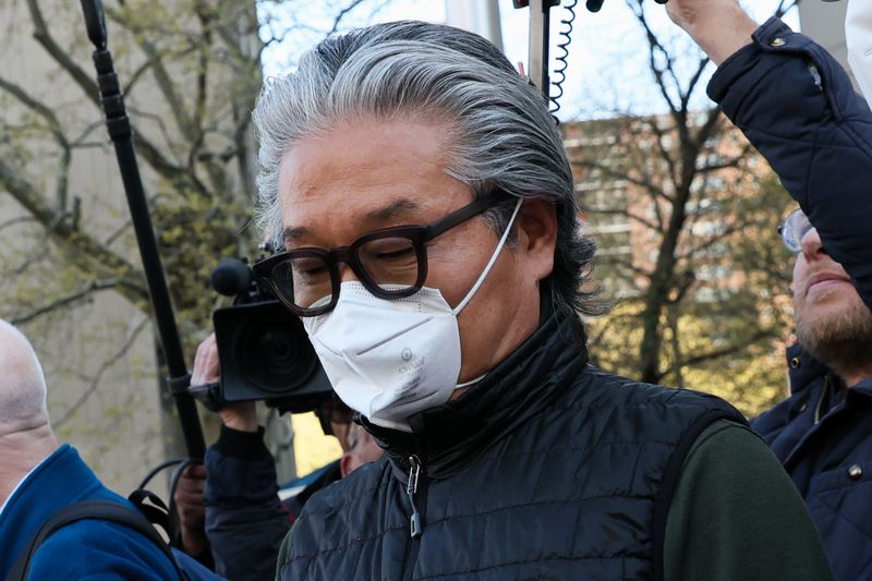 &copy; Reuters. Sung Kook (Bill) Hwang, the founder and head of a private investment firm known as Archegos exits the Manhattan federal courthouse in New York City, U.S., April 27, 2022. REUTERS/Shannon/File Photo