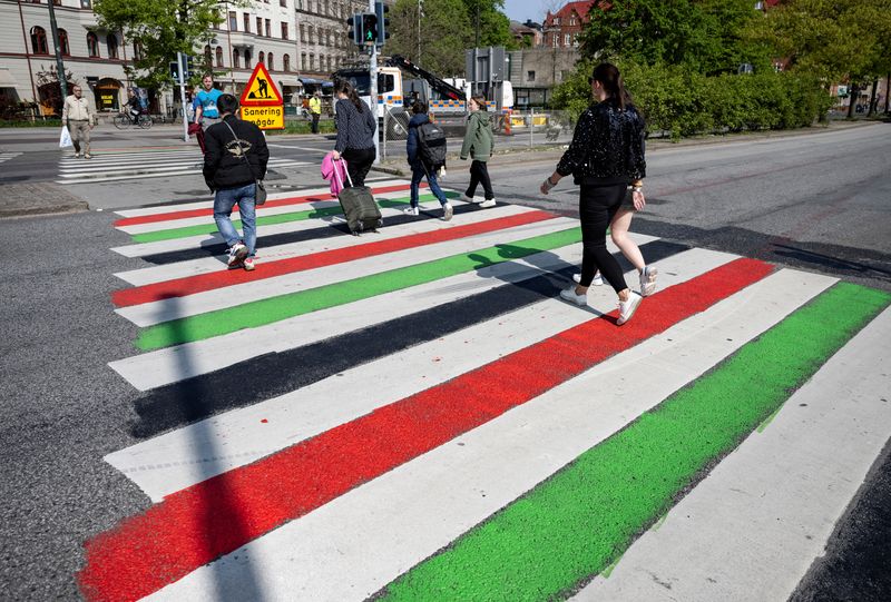 &copy; Reuters. People walk across a zebra crossing painted in the Palestinian colours in Malmo, Sweden, May 9, 2024. TT News Agency/Johan Nilsson/via REUTERS