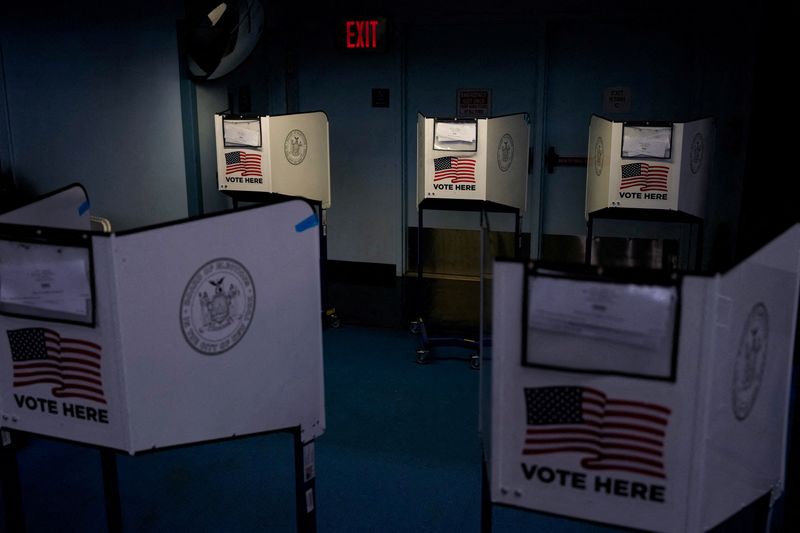 © Reuters. FILE PHOTO: A view of voting booths at a polling station for the New York U.S. Presidential Primary election in the Brooklyn borough of New York City, U.S., April 2, 2024. REUTERS/Adam Gray/File Photo