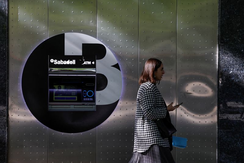 © Reuters. A woman walks past a branch of Spain's Sabadell bank in the Gran Via of Bilbao, Spain, May 9, 2024. REUTERS/Vincent West