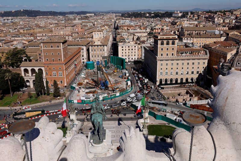 © Reuters. FILE PHOTO: A view of a subway station construction site in central Piazza Venezia in Rome, Italy, March 7, 2024. REUTERS/Remo Casilli/File Photo