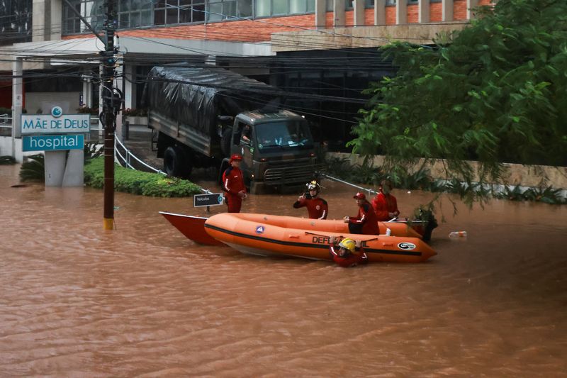 &copy; Reuters. Equipes de resgate atuam do lado de fora de hospital inundado em Porto Alegre
08/05/2024 REUTERS/Diego Vara