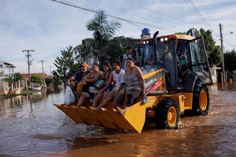 &copy; Reuters. Pessoas são resgatadas por trator em meio a enchentes em Eldorado do Sul (RS)
07/05/2024
REUTERS/Amanda Perobelli