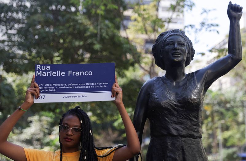 &copy; Reuters. Pessoas fazem homenagem à vereadora assassinada Marielle Franco no Rio de Janeiro para marcar o aniversário daa vereadora
27/07/2023 REUTERS/Ricardo Moraes