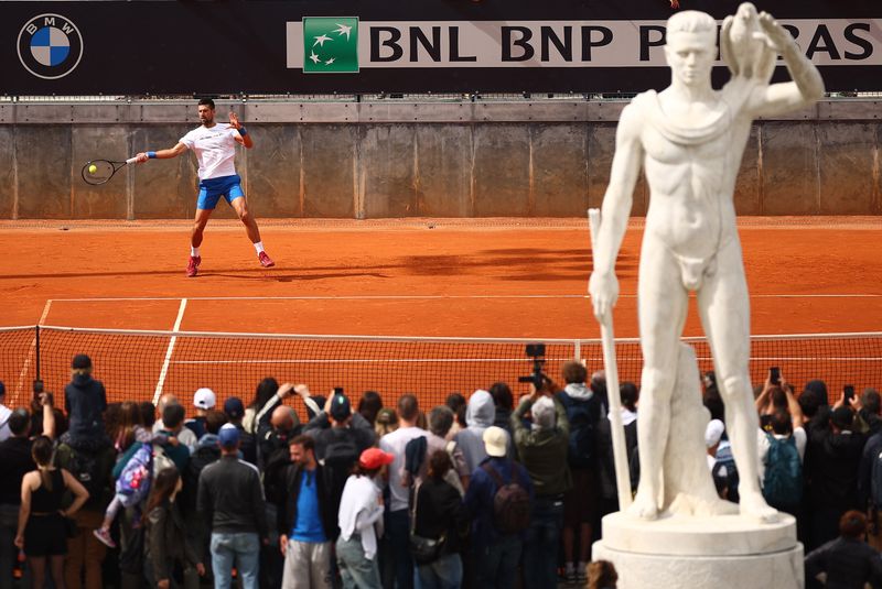 &copy; Reuters. Novak Djokovic durante treino em Roma
 7/5/2024  REUTERS/Guglielmo Mangiapane