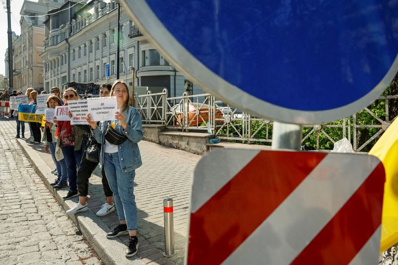 &copy; Reuters. FILE PHOTO: Relatives of Ukrainian servicemen hold placards as they attend a rally to demand lawmakers to add terms of demobilisation to a new upcoming bill, amid Russia's attack on Ukraine, in Kyiv, Ukraine, April 11, 2024. REUTERS/Alina Smutko/File Phot