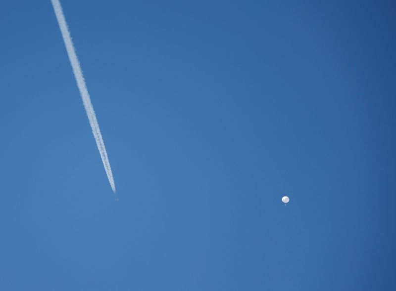 © Reuters. FILE PHOTO: A jet flies by a suspected Chinese spy balloon as it floats off the coast in Surfside Beach, South Carolina, U.S. February 4, 2023.  REUTERS/Randall Hill/File Photo