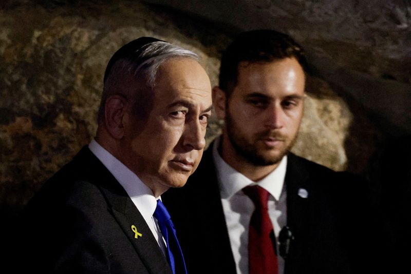 © Reuters. Israeli Prime Minister Benjamin Netanyahu attends a wreath-laying ceremony marking Holocaust Remembrance Day in the Hall of Remembrance at Yad Vashem, the World Holocaust Remembrance Centre, in Jerusalem, May 6, 2024. REUTERS/Amir Cohen/Pool/File photo