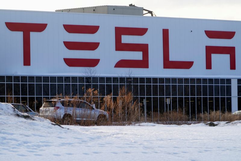 &copy; Reuters. FILE PHOTO: A Tesla sign is pictured outside the Tesla Gigafactory 2 in Buffalo, New York, U.S., February 13, 2022. REUTERS/Carlo Allegri/File Photo