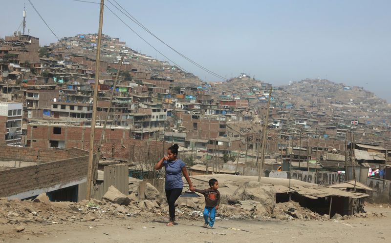 &copy; Reuters. A woman and child walk on the hills  of Villa Maria del Triunfo, a shanty town on the outskirts of Lima, Peru May 9, 2017. Picture taken May 9, 2017. REUTERS/Guadalupe Pardo/File photo