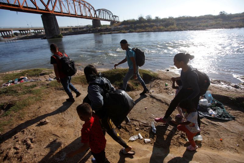 &copy; Reuters. FILE PHOTO: Migrants walk along the banks of the Rio Grande river before crossing in an attempt to seek asylum into the U. S., as seen from Piedras Negras, Mexico September 29, 2023. REUTERS/Daniel Becerril/File Photo