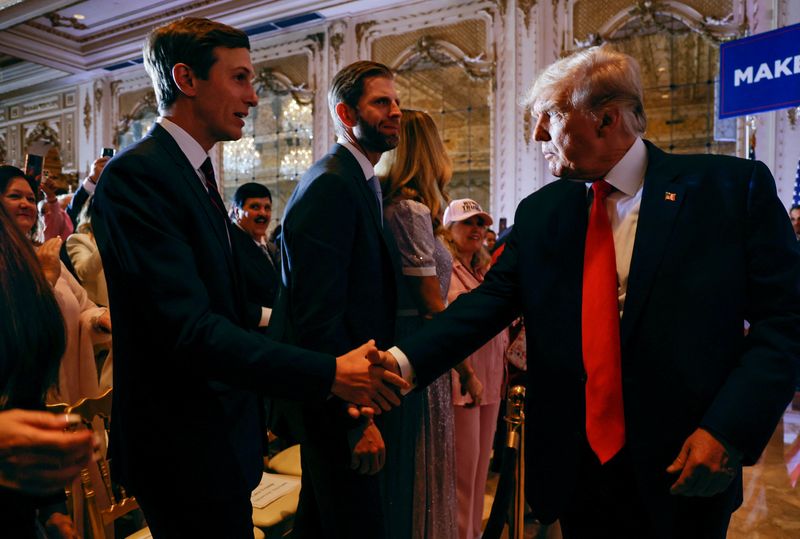 &copy; Reuters. Former U.S. President Donald Trump shakes hands with his son-in-law Jared Kushner in front of his son Eric after Trump announced that he will once again run for U.S. president in the 2024 U.S. presidential election during an event at his Mar-a-Lago estate