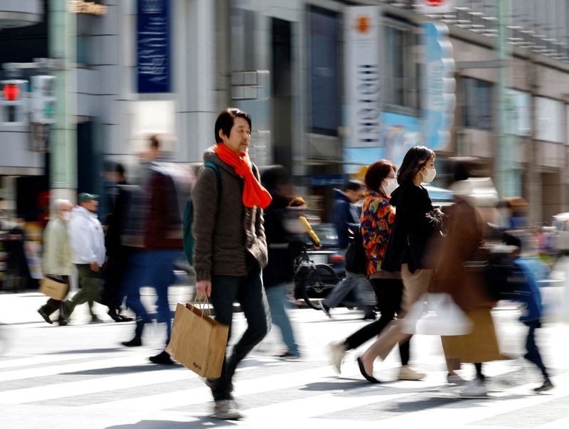&copy; Reuters. FILE PHOTO: Shoppers make their way at a shopping district in Tokyo, Japan March 19, 2024. REUTERS/Kim Kyung-Hoon/File Photo
